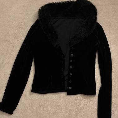 Veste en velours à bordure en fourrure noire