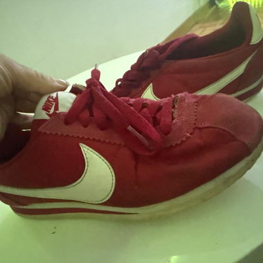 Rote Nike-Sneaker