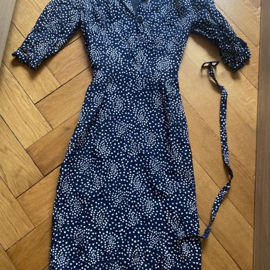 Dunkelblaue Wickelkleid