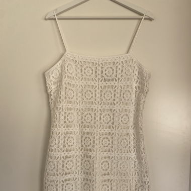 Kurzes Sommerkleid mit Stickereien