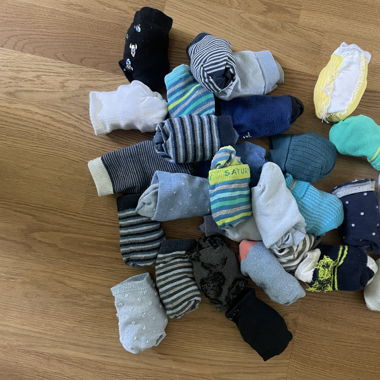 Haufen farbige oder gemusterte Socken