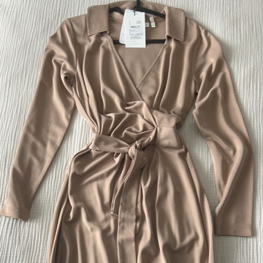 Robe midi beige avec ceinture à nouer