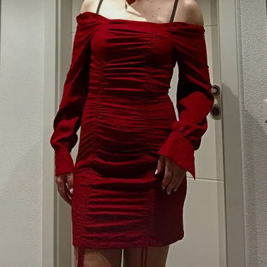 Kurzes bordeauxrotes Kleid von ONLY mit langen Ärmeln
