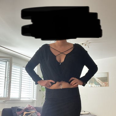 Leichter schwarzer Pulli mit speziellem Ausschnitt
