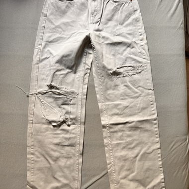 Jeans bianchi con foro al ginocchio