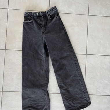 Weite schwarze Jeans