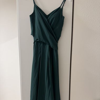 Dunkelgrünes Kleid