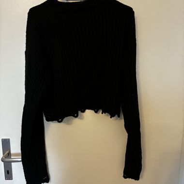 Schwarzer gerippter Crop-Pullover