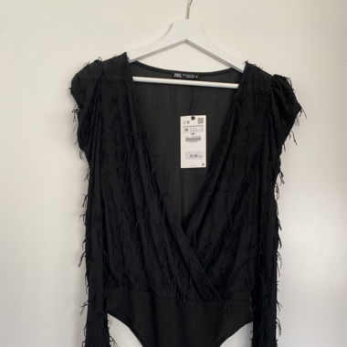 Schwarzer Body mit Details