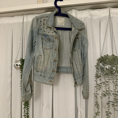 Veste en jean cloutée d'occasion