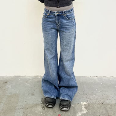 Weit geschnittene blaue Jeans