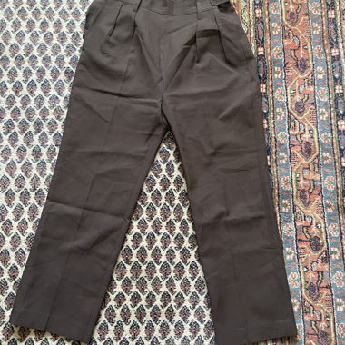 Braune Anzughose mit Bundfalten