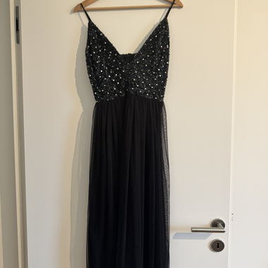 Abito da sera con paillettes nero