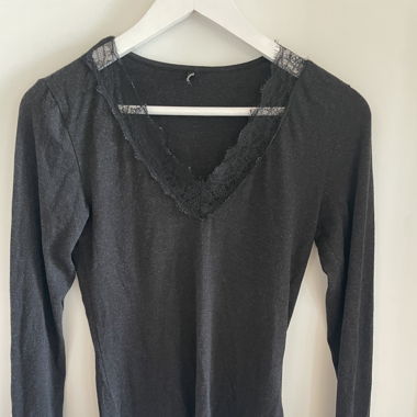 Shirt mit V Ausschnit in Grauschwarz