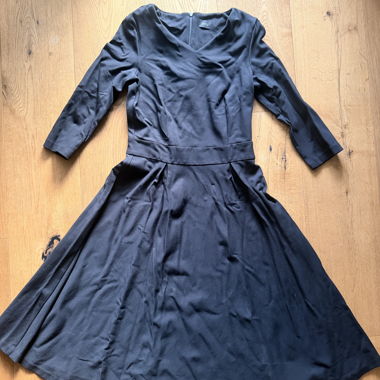Fitted, flowing dress