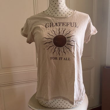 T-Shirt beige dallo stile spirituale