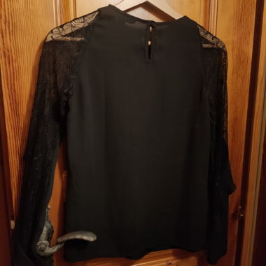 Blouse manche en dentelle noir.