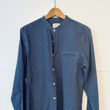 Camicia sostenibile blu con collo Mao