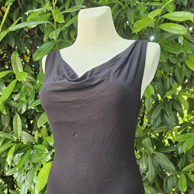 Schwarzes Top mit Wasserfall Ausschnitt