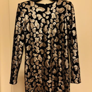 Kurzes schwarzes Kleid mit silbernen Pailletten