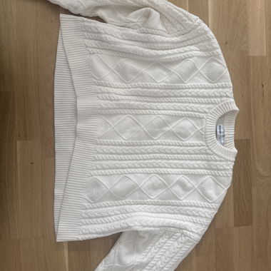 Maglione bianco con trecce e collo rotondo