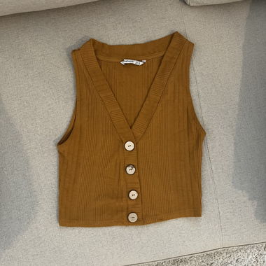 Top in maglia a coste giallo senape con bottoni