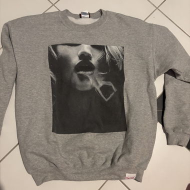Sweatshirt graphique gris