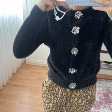Flauschiger schwarzer Cardigan