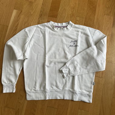 Weisser Sweatshirt mit Stickerei