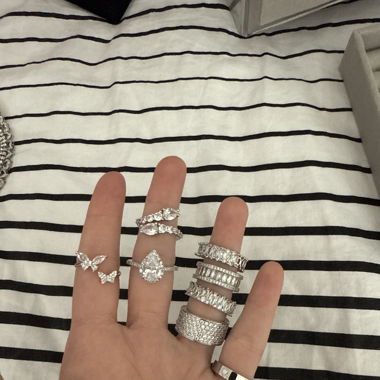 8 silbrige Ringe
