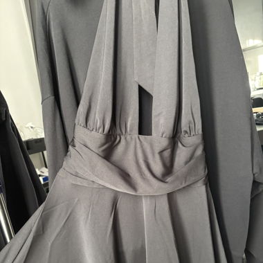 Robe dos nu avec ceinture à nouer