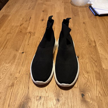 Black Pier One sneakers with white sole