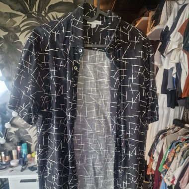Chemise noire Warehouse XS – graphique blanc