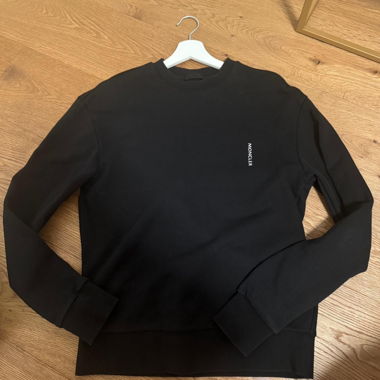 Schwarzer Pullover