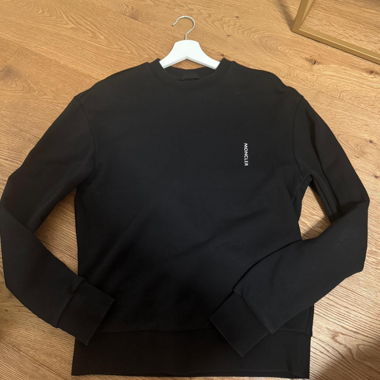 Schwarzer Pullover