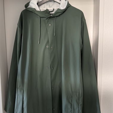 Grüne Regenjacke mit Kapuze