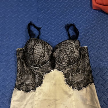 Corset blanc et noir à bretelles et dentelles