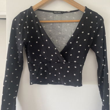Top incrociato nero con scollo a V
