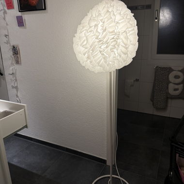 Lampada da terra bianca con paralume a forma di fiore