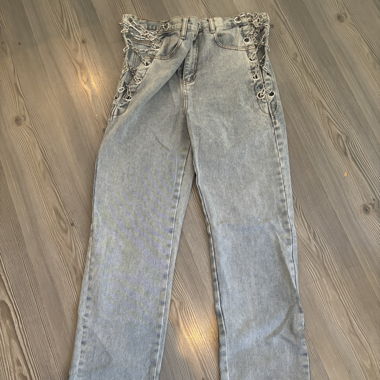 Jeans with chain