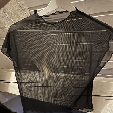 Top in mesh nero
