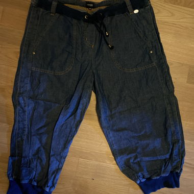 Dunkelblaue Caprihose aus leichtem Jeans