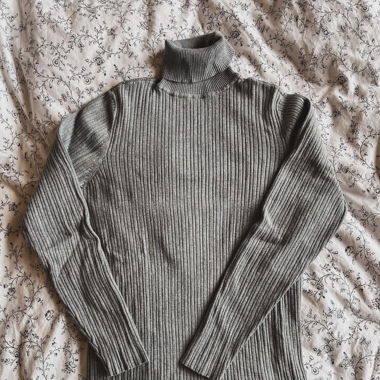 Grauer Pullover