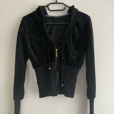 Flauschige schwarze Jacke
