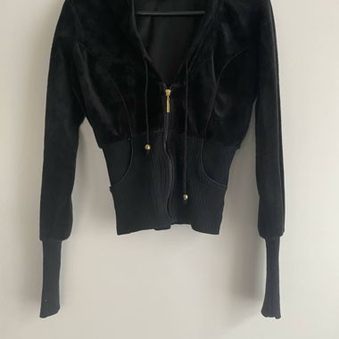 Flauschige schwarze Jacke