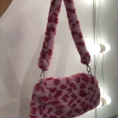 Borsa a tracolla in ecopelliccia leopardata rosa