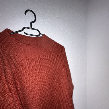 Roter Strickpulli