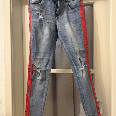 Schmaler Jeans mit rotem Streifen