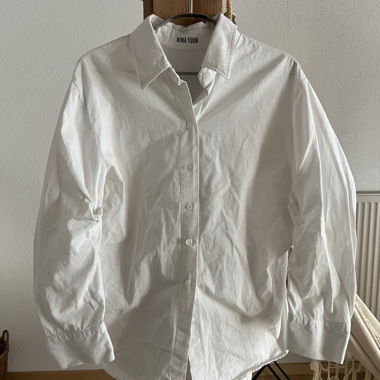 Chemise blanche à encolure boutonnée de NINA YUUN ORGIMAI