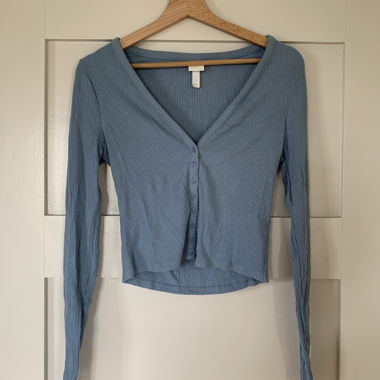 Top blu a maniche lunghe con bottoni